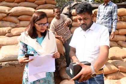 कलेक्टर ने किया धान उपार्जन केंद्र का औचक निरीक्षण, मापी धान की आद्रता