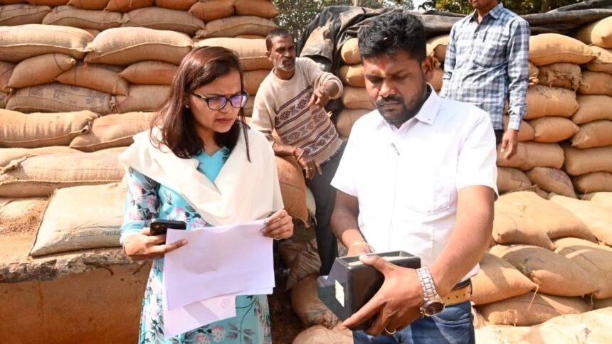 कलेक्टर ने किया धान उपार्जन केंद्र का औचक निरीक्षण, मापी धान की आद्रता