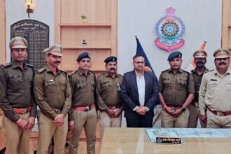 Durg Police promotion: दुर्ग जिले के 3 सहायक उप निरीक्षक बने उप निरीक्षक, एसएसपी गर्ग ने स्टार लगाकर दी शुभकामनाएं