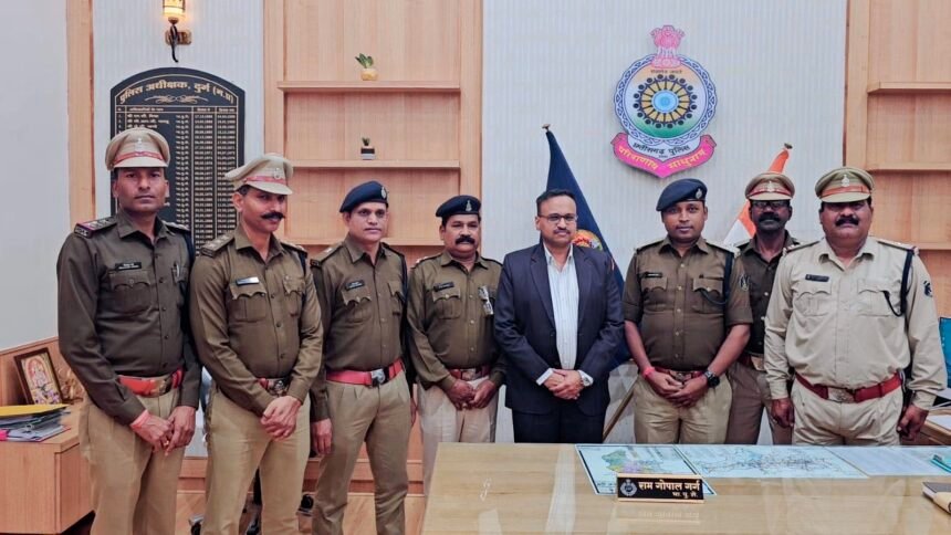 Durg Police promotion: दुर्ग जिले के 3 सहायक उप निरीक्षक बने उप निरीक्षक, एसएसपी गर्ग ने स्टार लगाकर दी शुभकामनाएं