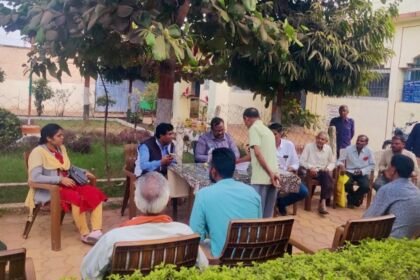 पेड़ के नीचे लगा जन चौपाल, अतिरिक्त तहसीलदार ने सुनी लोगों सी समस्याएं