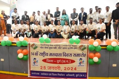 मतदान करना लोकतंत्र का आधार है, राष्ट्रीय मतदाता दिवस पर कमिश्नर ने मतदाताओं को दिलाई शपथ