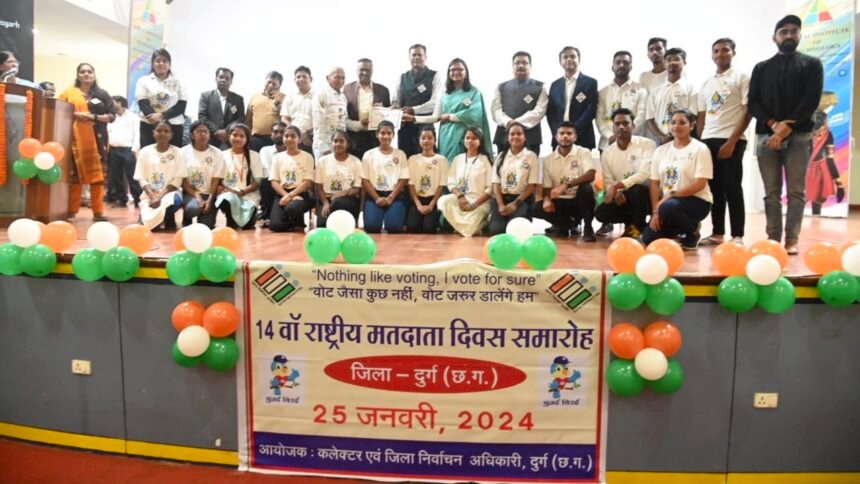 मतदान करना लोकतंत्र का आधार है, राष्ट्रीय मतदाता दिवस पर कमिश्नर ने मतदाताओं को दिलाई शपथ