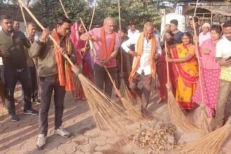 अनुष्ठान शुरू होने से पहले सफाई, देव स्थलों की सफाई पुण्य का काम - विधायक चन्द्राकर
