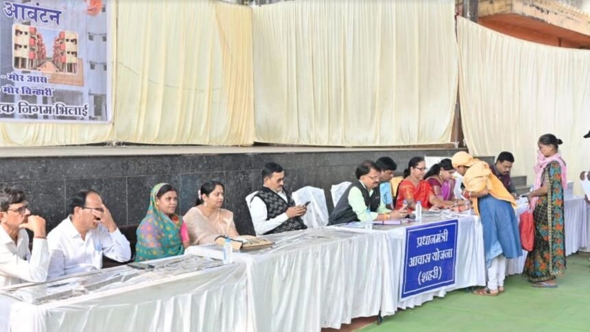 126 परिवारों को मिला प्रधानमंत्री आवास, मंगल बाजार छावनी में लॉटरी से हुआ मकान का आवंटन