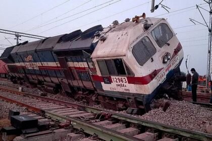 Train Accident: मालगाड़ी का इंजन हुआ फिर डीरेल, यातायात हुआ प्रभावित, यात्री हुए परेशान