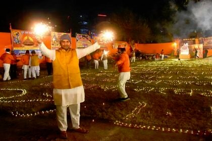 श्रीराम नाम की गूंज: देश में फिर मनी दिवाली, सजीं सड़कें और गलियां, हर तरफ लहराए रामनामी झंडे