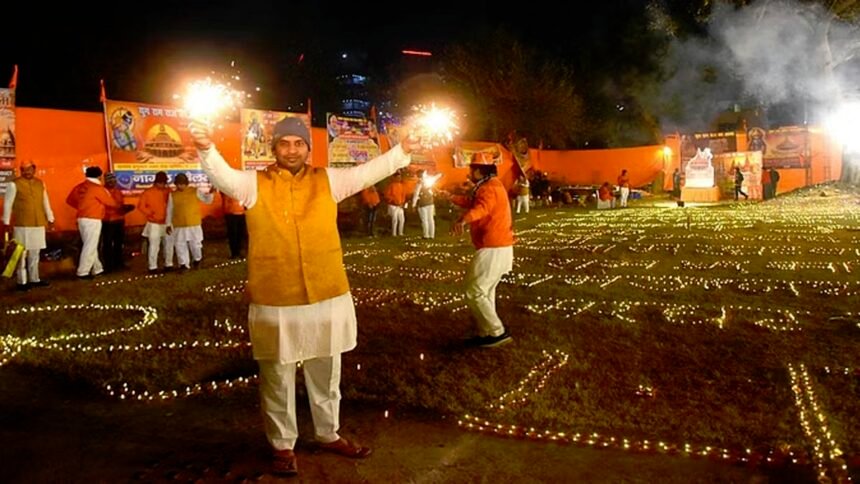 श्रीराम नाम की गूंज: देश में फिर मनी दिवाली, सजीं सड़कें और गलियां, हर तरफ लहराए रामनामी झंडे