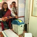 कलेक्टर ने कलेक्ट्रेट परिसर में ईवीएम प्रदर्शनी केंद्र का किया शुभारंभ, ईवीएम मोबाइल डेमोंसट्रेशन वाहन को हरी झंडी दिखाकर किया रवाना