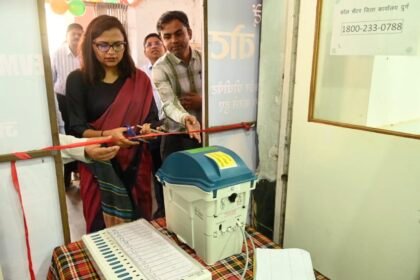 कलेक्टर ने कलेक्ट्रेट परिसर में ईवीएम प्रदर्शनी केंद्र का किया शुभारंभ, ईवीएम मोबाइल डेमोंसट्रेशन वाहन को हरी झंडी दिखाकर किया रवाना