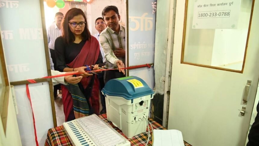 कलेक्टर ने कलेक्ट्रेट परिसर में ईवीएम प्रदर्शनी केंद्र का किया शुभारंभ, ईवीएम मोबाइल डेमोंसट्रेशन वाहन को हरी झंडी दिखाकर किया रवाना