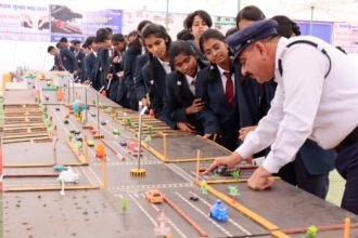 Road Sefty Month: सैंकड़ों छात्र-छात्राओं को यातायात से जुड़े नियमों की दी गई जानकारी, वीडियो क्लीप व नुक्कड़ नाटक से ग्रामीण हो रहे जागरूक