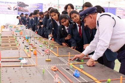 Road Sefty Month: सैंकड़ों छात्र-छात्राओं को यातायात से जुड़े नियमों की दी गई जानकारी, वीडियो क्लीप व नुक्कड़ नाटक से ग्रामीण हो रहे जागरूक