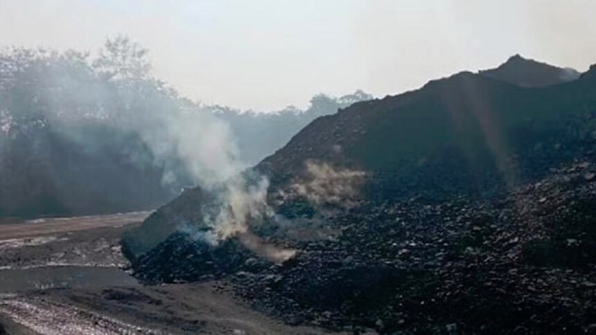 जल रहा कोयले का स्टॉक, एसईसीएल के कोल स्टॉक में पांच दिन से लगी है आग, सुध लेने वाला कोई नहीं