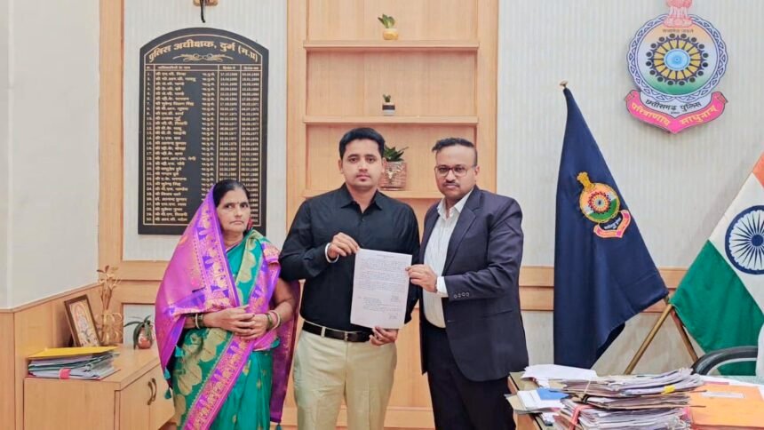 अनुकंपा नियुक्ति से आरक्षक बने उमेश, एसएसपी गर्ग ने सौंपा नियुक्ति आदेश
