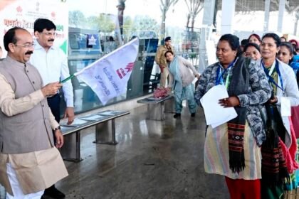 16 स्वच्छता दीदियां देखेंगी दिल्ली की परेड, उपमुख्यमंत्री ने झंडी दिखाकर किया रवाना