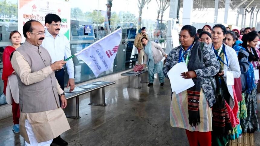 16 स्वच्छता दीदियां देखेंगी दिल्ली की परेड, उपमुख्यमंत्री ने झंडी दिखाकर किया रवाना