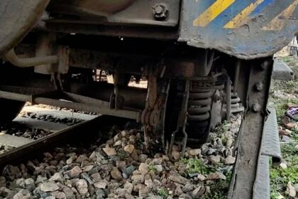 ट्रेन हादसा: चारमीनार एक्सप्रेस की बोगियां हुईं बेपटरी, नामपल्ली रेलवे स्टेशन पर हुआ हादसा