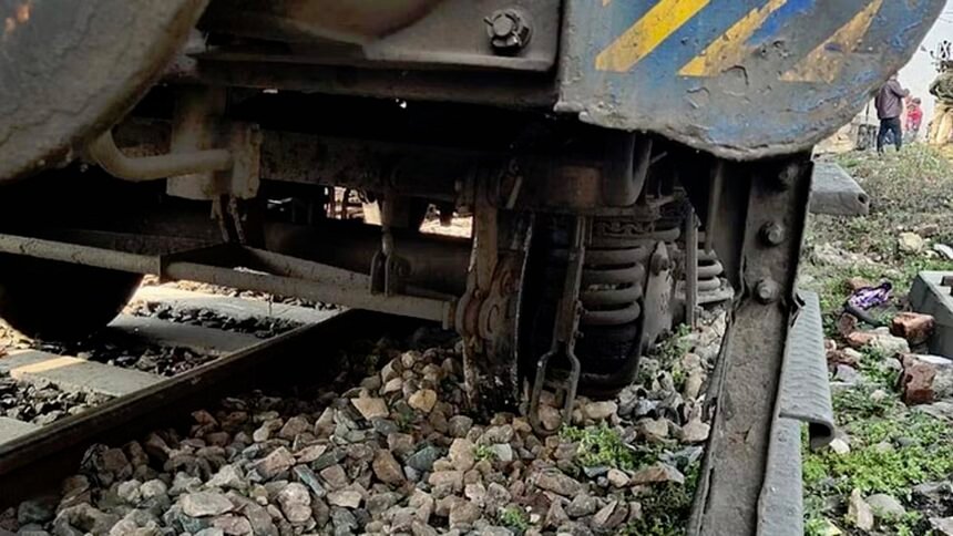ट्रेन हादसा: चारमीनार एक्सप्रेस की बोगियां हुईं बेपटरी, नामपल्ली रेलवे स्टेशन पर हुआ हादसा