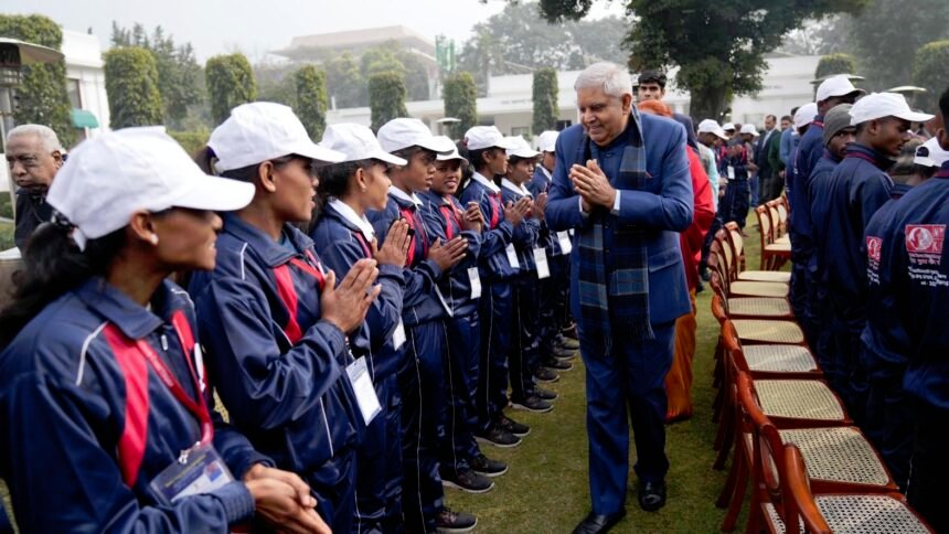 छत्तीसगढ़ के आदिवासी छात्र-छात्राओं ने किया संसद का भ्रमण, उपराष्ट्रपति ने कहा-आदिवासी हमारे देश की शान है