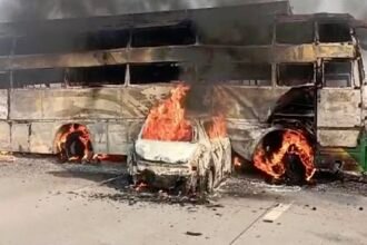 दर्दनाक हादसा: बस और कार की टक्कर से लगी आग, चार लोग जिंदा जले, मौके पर पहुंची पुलिस