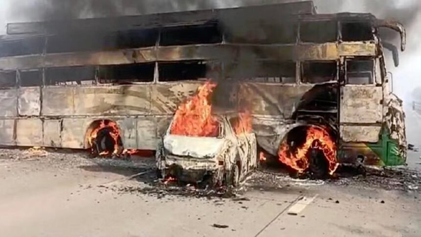 दर्दनाक हादसा: बस और कार की टक्कर से लगी आग, चार लोग जिंदा जले, मौके पर पहुंची पुलिस