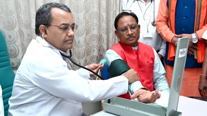 जागरूकता: नियमित हेल्थ चेकअप से सही इलाज संभव, सीएम साय ने स्वयं जांच कराकर किया स्वास्थ्य शिविर का उद्घाटन