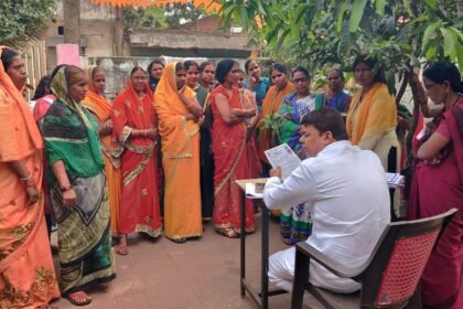 महतारी वंदन योजना का शत प्रतिशत लक्ष्य, लक्ष्मीनारायण नगर वार्ड में दया सिंह स्वयं भरावा रहे फॉर्म