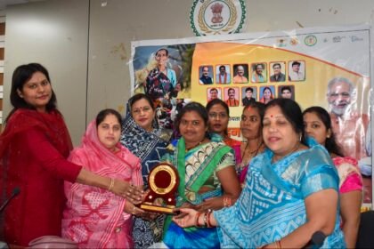 स्वयं सेवी संगठन एवं स्व सहायता समूह की दीदियों को मिला सम्मान