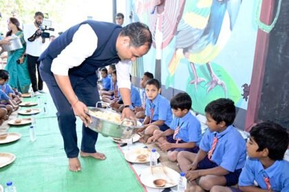 न्योता भोज का शुभारंभ रायपुर से, कलेक्टर ने बच्चों को भोजन परोस मनाया अपना जन्मदिन