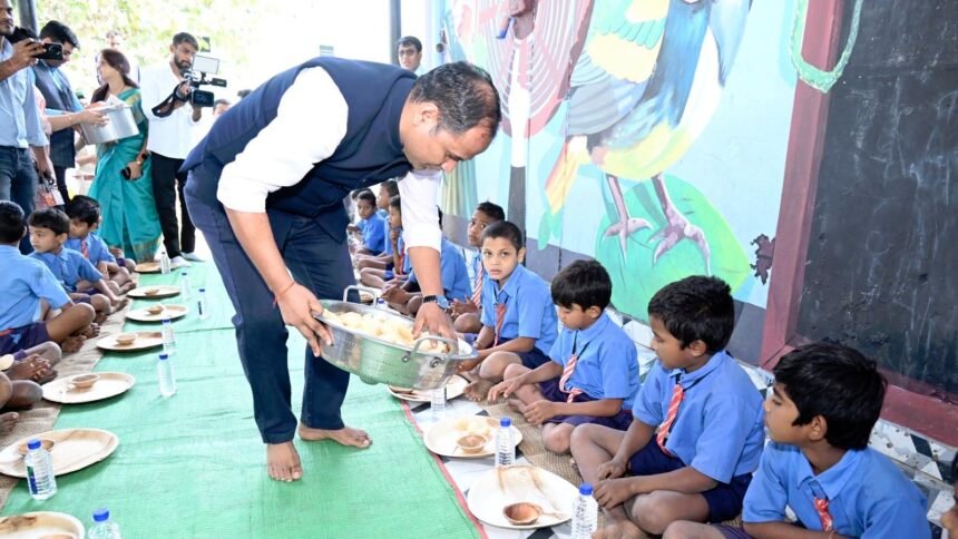 न्योता भोज का शुभारंभ रायपुर से, कलेक्टर ने बच्चों को भोजन परोस मनाया अपना जन्मदिन