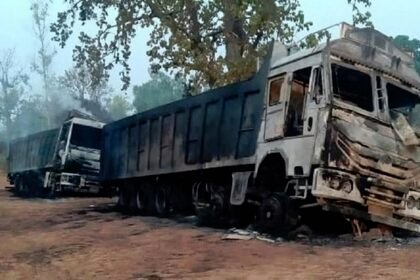 नक्सलियों ने फिर मचाया उत्पात: लोह अयस्क भरी चार ट्रकों में लगाई आग, इलाके में दहशत का माहौल