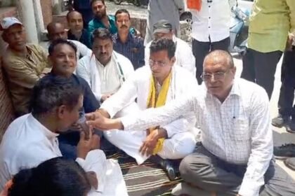 CG Politics: देवेन्द्र यादव भी पहुंचे मनाने, टिकट वितरण से नाराज कांग्रेस नेता ने खत्म किया अनशन, मिला यह आश्वासन