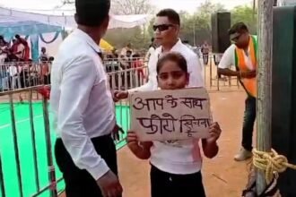 सीएम के साथ फोटो खिचवाने की मांग लेकर जनसभा में तख्ती लेकर पहुंची मासूम, मुख्यमंत्री साय ने किया सम्मानित