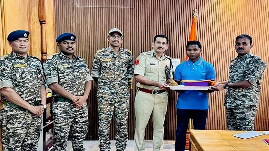 आठ लाख का इनामी नक्सली सम्मैया सोड़ी ने किया आत्मसमर्पण, कई वारदातों में रहा है शामिल