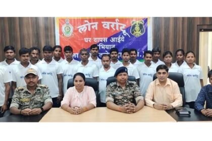 बस्तर में जवानों का खौफ, 18 नक्सलियों ने डाले हथियार