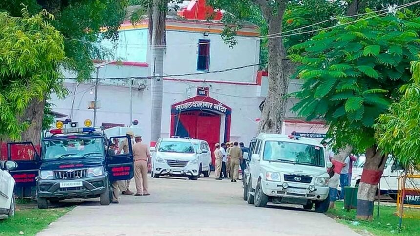 मुख्तार अंसारी की मौत के बाद बंदियों में खौफ का माहौल, सब्जी-दाल से परहेज, टमाटर व नमक से खा रहे रोटी