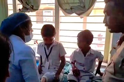 हादसा: स्कूल वैन को ट्रक ने मारी टक्कर, एक बच्चे की मौत आठ घायल, सभी जिला अस्पताल में भर्ती