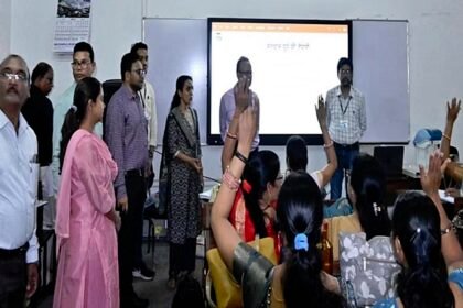 Loksabha Election: चुनाव प्रशिक्षण में न आने पर 15 अधिकारी-कर्मचारियों को कारण बताओ नोटिस