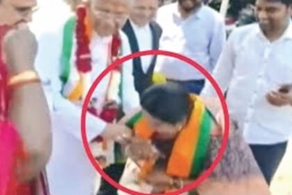 राजनीति: जब भाजपा प्रत्याशी ने पैर छूकर लिया कांग्रेस प्रत्याशी से आशीर्वाद