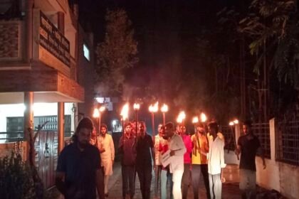 अंधेरे में डूबी सेजबहार हाउसिंग बोर्ड कॉलोनी, गुस्साये लोगों ने निकाली मशाल रैली
