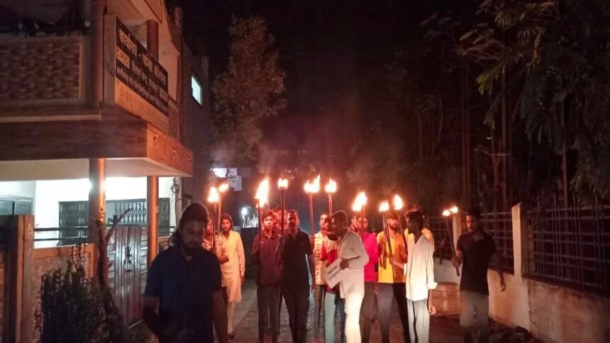 अंधेरे में डूबी सेजबहार हाउसिंग बोर्ड कॉलोनी, गुस्साये लोगों ने निकाली मशाल रैली