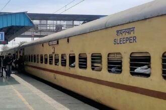 वलसाड एक्सप्रेस में आग बुझाने के दौरान विस्फोट, आरपीएफ कांस्टेबल की मौत