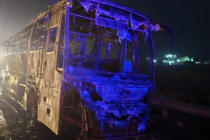 एक्सप्रेसवे पर श्रद्धालुओं से भरी चलती बस में लगी आग, आठ लोग जिंदा जले, दो दर्जन से अधिक झुलसे