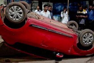 तेज रफ्तार कार से नियंत्रण खो बैठा चालक, डिवाइडर से टकराकर पलटी गाड़ी