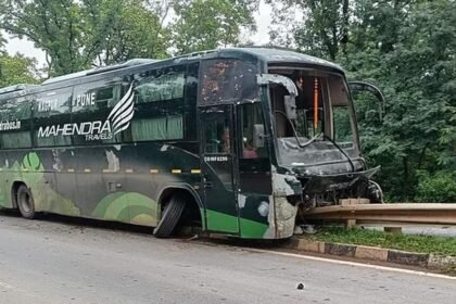 बड़ी दुर्घटना टली: चालक को आई झपकी, डिवाइडर में जा घुसी बस, 30 यात्री थे सवार