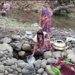 जिम्मेदारों ने मोड़ा मुंह: गांव में कुआं न हैंडपंप, राष्ट्रपति के दत्तक पुत्रों को साफ पानी भी नसीब नहीं