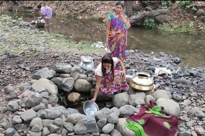 जिम्मेदारों ने मोड़ा मुंह: गांव में कुआं न हैंडपंप, राष्ट्रपति के दत्तक पुत्रों को साफ पानी भी नसीब नहीं