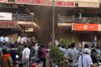 शापिंग माल में अचानक निकला धुंआ, लोग भागकर बाहर निकले