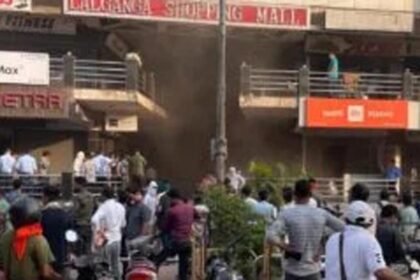 शापिंग माल में अचानक निकला धुंआ, लोग भागकर बाहर निकले